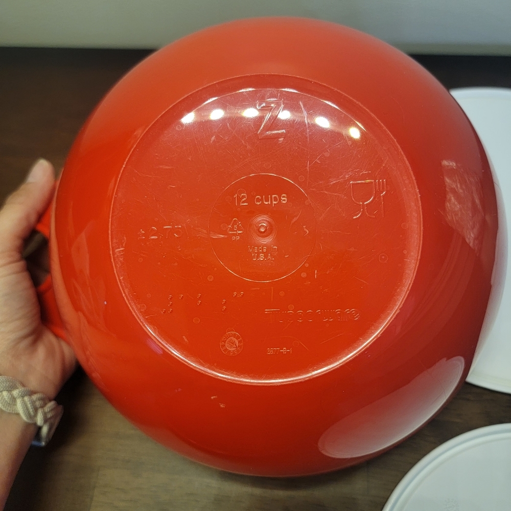 2 Tupperware Bowls - Picture 3 of 5